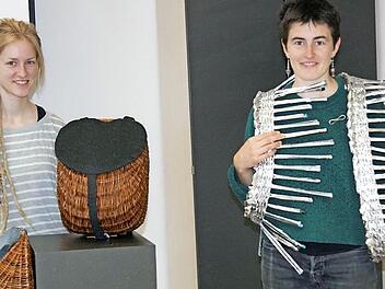 Marie Gülich (links) präsentierte ihre Kombination aus Rucksack und Tasche. Marie Louise Klause hat viele Chipstüten zu einem Körperschmuck verarbeitet.
