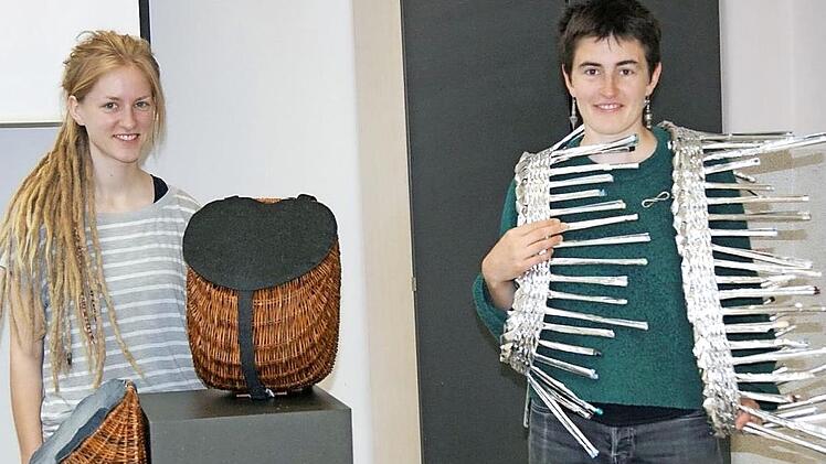 Marie Gülich (links) präsentierte ihre Kombination aus Rucksack und Tasche. Marie Louise Klause hat viele Chipstüten zu einem Körperschmuck verarbeitet.