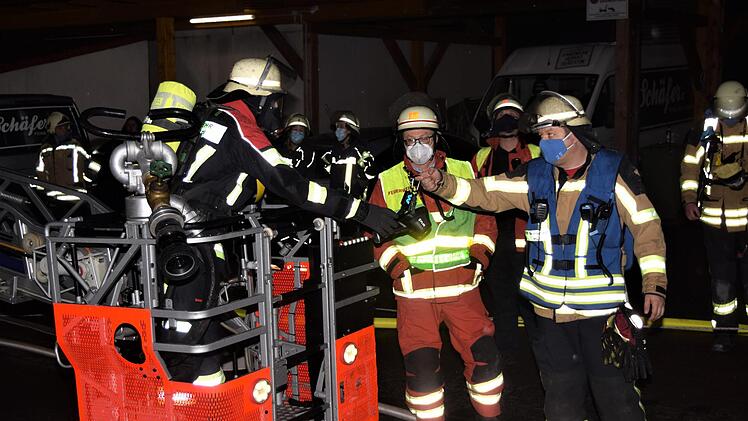 Hier wird der Einsatz der Drehleiter vorbereitet.