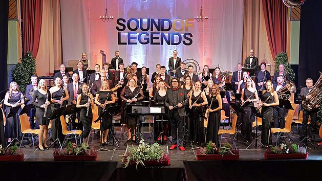 Das Jahreskonzert fand in der stimmungsvoll beleuchteten und ausverkauften Hirtenbachhalle statt.