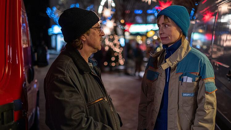 Prange (Bjarne Mädel) und Dörte (Katharina Marie Schubert) treffen sich zufällig auf dem Weihnachtsmarkt.