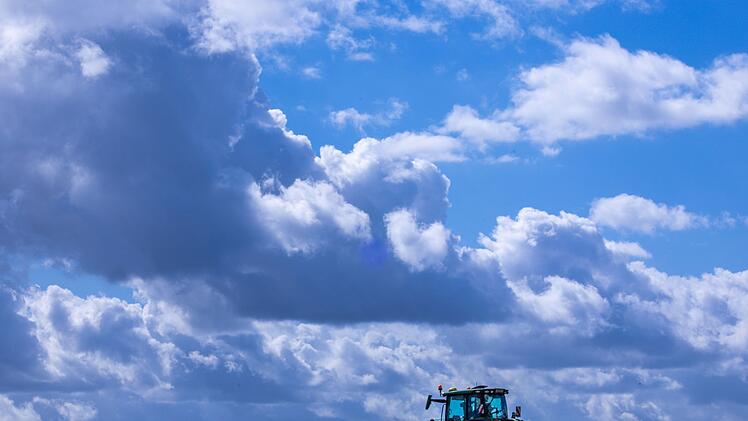Feldarbeiten bei trockenem Wetter