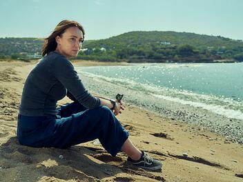 Julie Green (Keeley Hawes) will als ehemalige  Auftragskillerin ihren Ruhestand auf einer griechischen Insel genie&szlig;en. Doch daraus wird nichts...