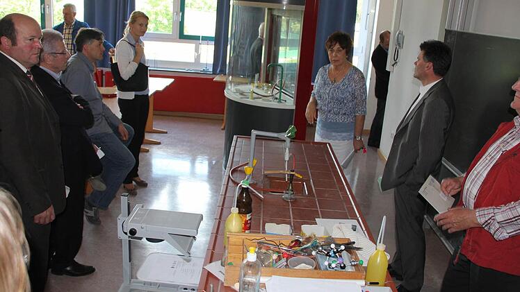 Zu nahe dran: Lehrer und Schüler in den Fachräumen für Physik und Chemie.