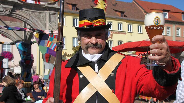 "Patriot" Rene Stessens präsentiert das Corsendonk-Bier.