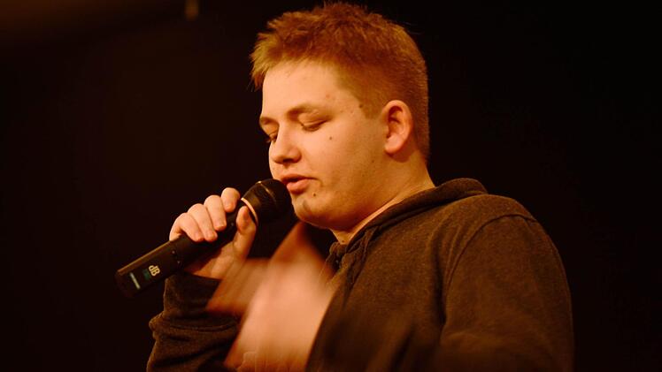 "Mein Rap": David Stühler präsentierte seinen ersten selbstgeschriebenen Song.  Fotos: Gymnasium