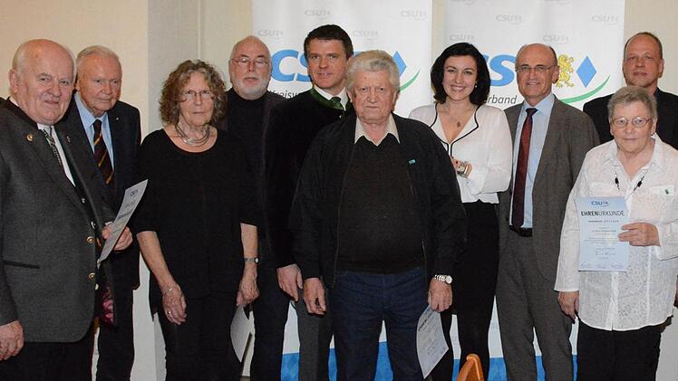 Auf dem Bild stehen von links Ehrenmitglied Walter Brünnler, Dr. Albert Meyer, Christa Küchle, Hans-Jürgen Küchle, MdL Steffen Vogel, Willy Müller, Staatssekretärin Dorothee Bär, Landrat Wilhelm Schneider, Rosemarie Gütlein, Dieter Hepp, Uli Süppel und Vorsitzender Rupert Fichtner. Foto: Schmidt