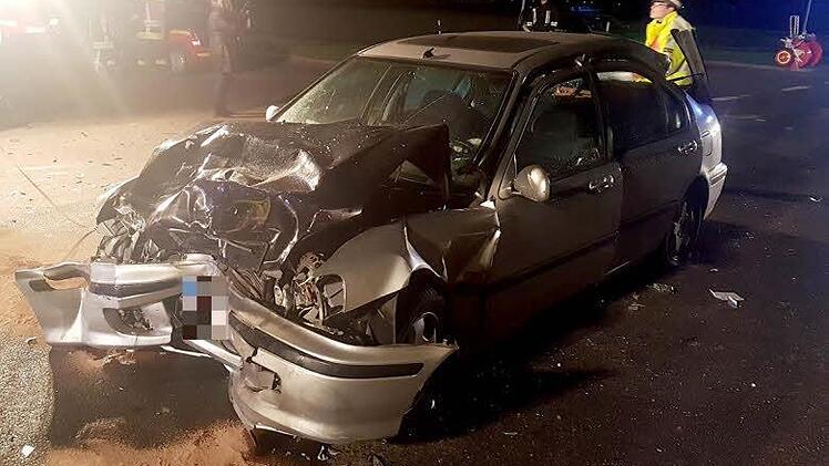 Unfall bei Adelsdorf (Landkreis Erlangen-Höchstadt) am Mittwochabend. Foto: NEWS5 / Merzbach