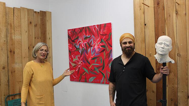 Die Künstlerin Hannelore Heider zeigt im Kunsthaus in Haßfurt Bilder aus unterschiedlichen Schaffensepochen, die geheimnisvolle Kulturzeichen und Symbole beinhalten. Gleichzeitig stellt der chilenische Künstler Ignacio Basaure seine Terrakottaarbeiten vor.