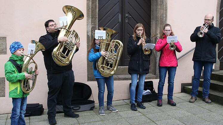 Eine Bläsergruppe der städtischen Jugendmusikschule unter der Leitung von Thomas Reuß. Foto: Dieter Britz