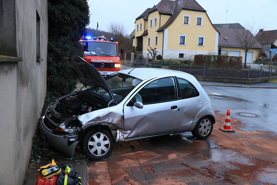 Zusammenstoß im Landkreis Bamberg: 21-jähriger Autofahrer missachtet Vorfahrt