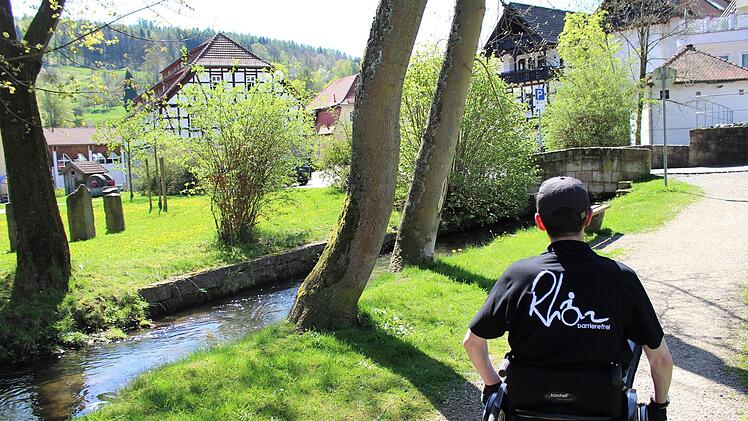 Durch den Siebenerpark ist trotz des Schotters gutes Durchkommen für Rollstuhlfahrer Foto: Julia Raab