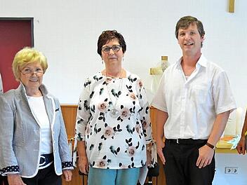 Nach 24 Jahren der Leitung geht Gudrun Werrlich (Mitte) in den Ruhestand. Verabschiedet wurde sie unter anderem von (von rechts) Ute Seelmann (MAV), Pfarrer Daniel Steffen Schwarz, Christa Sacher und Ute Schlaf (beide Mitglied Kirchenvorstand). Foto: Thomas Micheel