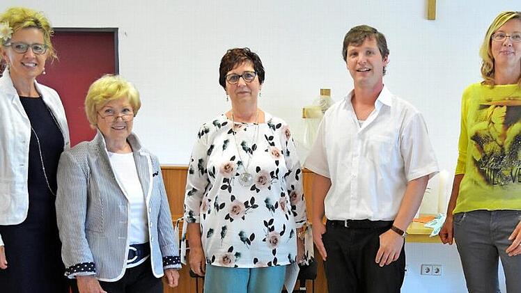 Nach 24 Jahren der Leitung geht Gudrun Werrlich (Mitte) in den Ruhestand. Verabschiedet wurde sie unter anderem von (von rechts) Ute Seelmann (MAV), Pfarrer Daniel Steffen Schwarz, Christa Sacher und Ute Schlaf (beide Mitglied Kirchenvorstand). Foto: Thomas Micheel