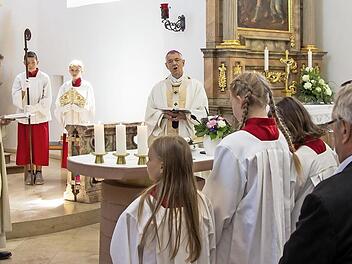 Karl Sanner &uuml;berreichte dem Bamberger Erzbischof eine Spende f&uuml;r dessen Stiftung "Brot f&uuml;r alle Menschen".  Foto: pr