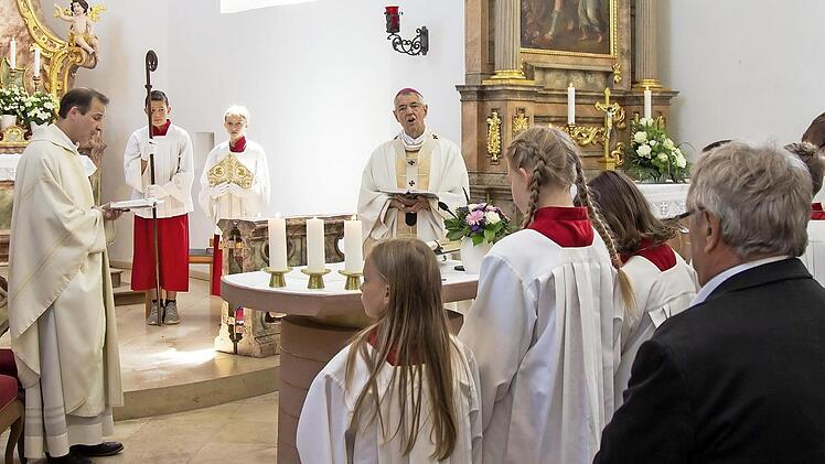 Karl Sanner &uuml;berreichte dem Bamberger Erzbischof eine Spende f&uuml;r dessen Stiftung "Brot f&uuml;r alle Menschen".  Foto: pr