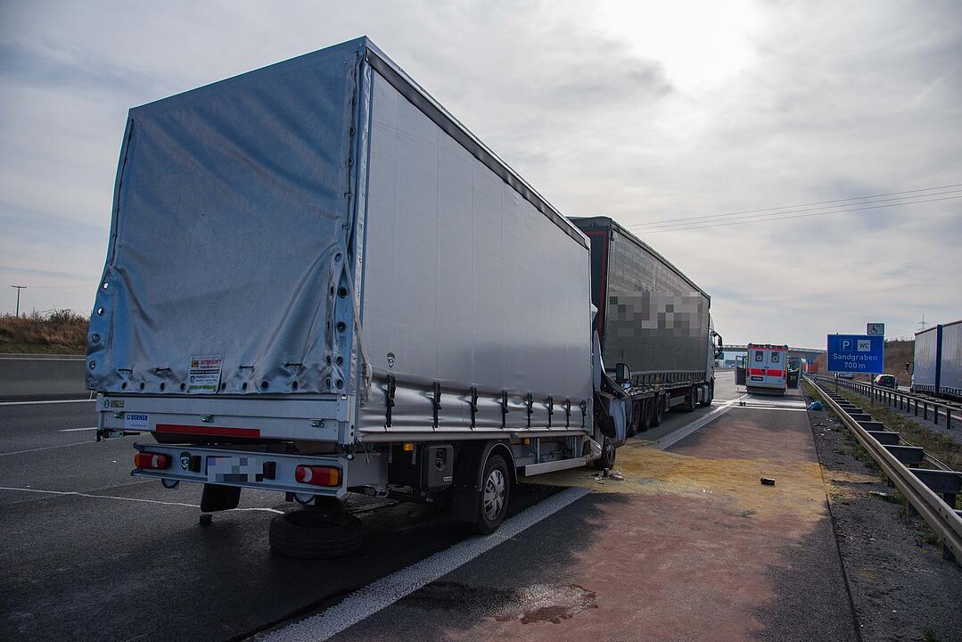 Tödlicher Unfall auf der A3: Stauende übersehen - Kleinlaster prallt mit voller Wucht auf Lkw