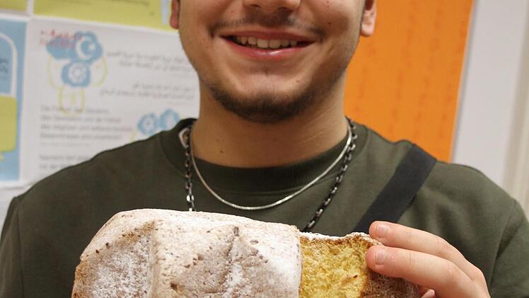 Giuseppe Sutera pr&auml;sentiert einen italienischen Pandoro.