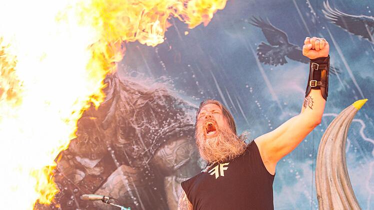 Wikinger, Feuer und Melodic-Death-Metal - das kann nur "Amon Amarth" sein. Auf Rock im Park wurden sie von zahlreichen Fans gefeiert. Foto: Matthias Hoch