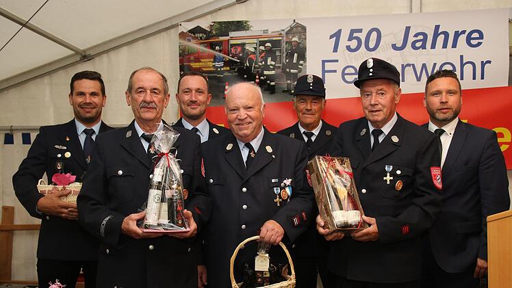 Beim Festkommers wurden Mitglieder, die länger als 55 Jahre dem Feuerwehrverein Witzmannsberg angehören, sowie Mitglieder für ihr außergewöhnliches Engagement ausgezeichnet: von links: Dieter Menzel, Gerhard Janson, Kommandant Pascal Lindlein, Vorsitzender Karl-Heinz Müller, Dieter Hartmann, Erwin Schreiner und Bürgermeister Martin Finzel. Foto: Michael Stelzner