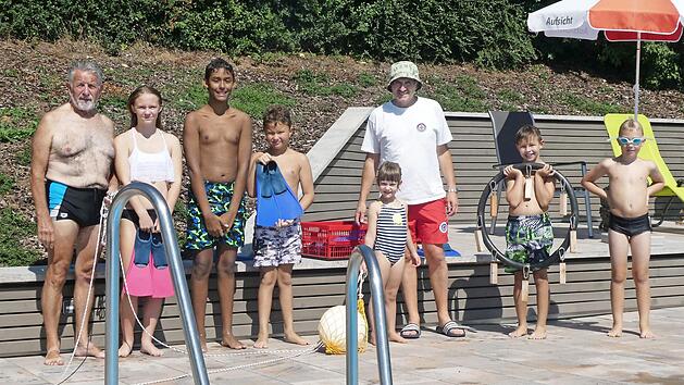 Ferienprogramm mit der Wasserwacht: In mehreren Gruppen trainierten die Kinder unter Anleitung verschiedene Tauch- Schwimm und Rettungstechniken. Foto: Uwe Kretzschmar