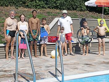 Ferienprogramm mit der Wasserwacht: In mehreren Gruppen trainierten die Kinder unter Anleitung verschiedene Tauch- Schwimm und Rettungstechniken. Foto: Uwe Kretzschmar