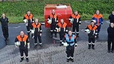 Bei der Prüfung, hintere Reihe von links: Kreisbrandmeister Jonas Ludewig, Michael Lorz, Stefan Müller, Stefan Mönch, Xaver Elflein, Schiedsrichter Jochen Rödel; mittlere Reihe: Stefan Plott, Alexander Hauck, Luca Bleul, Schiedsrichter Christian Kuhn; vorne: Zweiter Kommandant Michael Dinkel, Kommandant Bastian Hauck  Foto: FFW Heubach