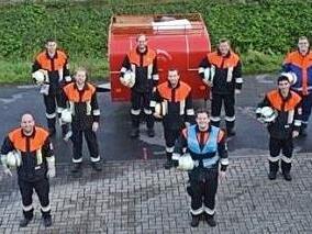 Bei der Pr&uuml;fung, hintere Reihe von links: Kreisbrandmeister Jonas Ludewig, Michael Lorz, Stefan M&uuml;ller, Stefan M&ouml;nch, Xaver Elflein, Schiedsrichter Jochen R&ouml;del; mittlere Reihe: Stefan Plott, Alexander Hauck, Luca Bleul, Schiedsrichter Christian Kuhn; vorne: Zweiter Kommandant Michael Dinkel, Kommandant Bastian Hauck  Foto: FFW Heubach