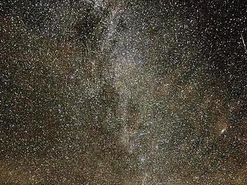 Wie hell sind die Sterne über den Häuserdächern zu erkennen?