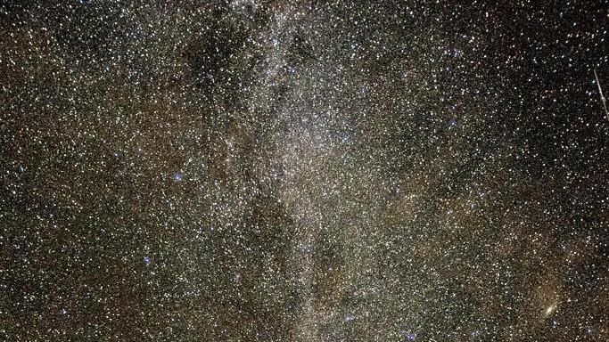 Wie hell sind die Sterne über den Häuserdächern zu erkennen?