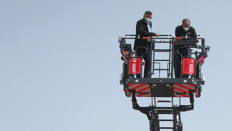Bis zu 30 Meter kann die neue Drehleiter ausgefahren werden. Ein Vorteil ist auch die lenkbare Hinterachse. Foto: Winfried Ehling