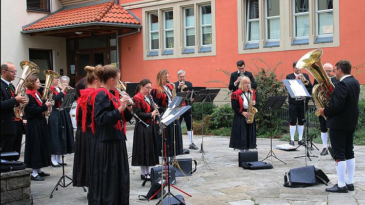 Die Stadtkapelle erwies Pater Christian ihre Referenz und spielte nach dem  Gottesdienst vor dem Eingang zur Kirche einige Stücke. Foto: Dieter Britz