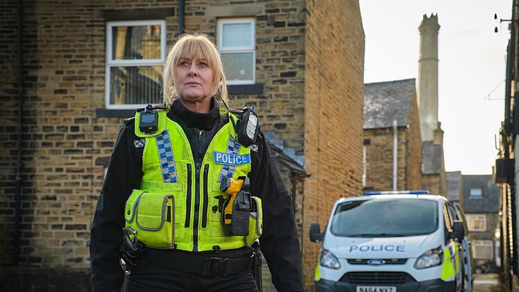 Catherine Cawood (Sarah Lancashire) steht kurz vor der Rente, doch ein Mordfall und die Machenschaften eines alten Bekannten verlangen ihr noch einmal alles ab.