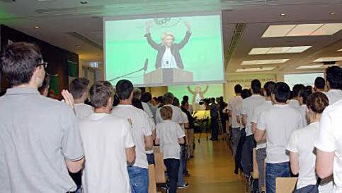 Die Auszubildenden spenden   der Gesellschafterin stehende Ovationen. Sie sprach im Kongresszentrum leger in Jeans und Lederjacke.