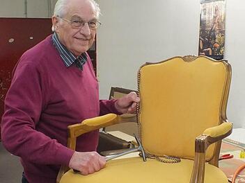 Leo Erhard ist 80 und noch arbeitet noch immer gerne in der Polsterwerkstatt.Den Betrieb hat er vor 53 Jahren gegründet. Foto: Björn Hein