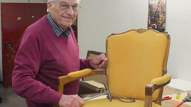 Leo Erhard ist 80 und noch arbeitet noch immer gerne in der Polsterwerkstatt.Den Betrieb hat er vor 53 Jahren gegründet. Foto: Björn Hein