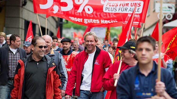 Am Dienstag arbeiteten sie nicht, sondern gingen demonstrieren: Rund 800 Metaller zogen am Dienstagmittag durch Würzburg.  Fotos: Tobias Köpplinger