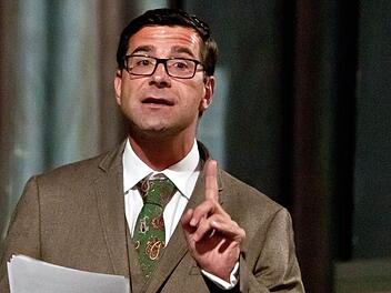 Fingerzeige zum Saisonauftakt: Intendant Bodo Busse begrüßt das Ensemble zum Probenbeginn. Erste Einblicke in das Programm bietet das Theaterfest am Samstag. Fotos: Jochen Berger