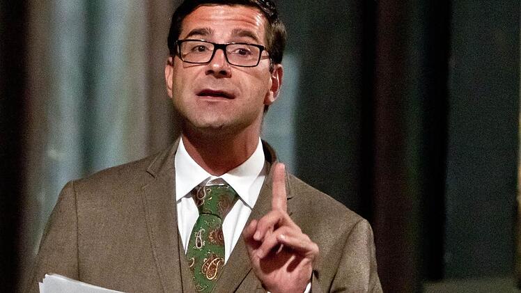 Fingerzeige zum Saisonauftakt: Intendant Bodo Busse begrüßt das Ensemble zum Probenbeginn. Erste Einblicke in das Programm bietet das Theaterfest am Samstag. Fotos: Jochen Berger