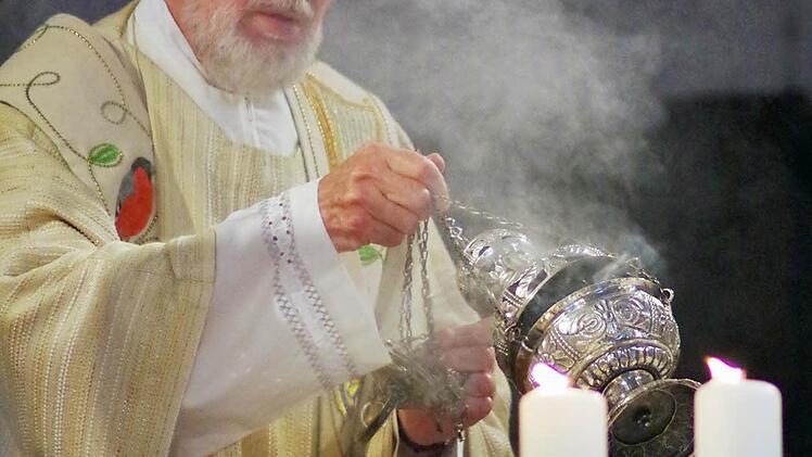 Erwin Lohneisen bei der Feier seines goldenen Priesterjubiläums. Der Weihrauch spielte bei ihm immer schon eine große Rolle. "Ich habe sogar den Petersdom eingeräuchert", sagt er mit einem Lächeln. Foto: privat