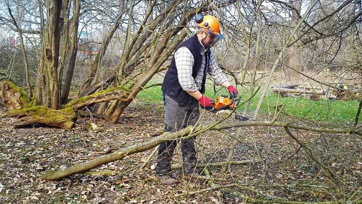 Der Rödentaler Garten blieb dank der BN-Kreisgruppe Coburg erhalten. Im Bild Tobias Mehling bei Aufräumarbeiten. Foto: BN-Kreisgruppe