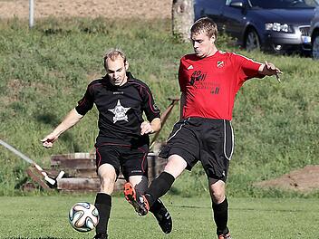 Marcel Böhm (r.) vom SC Unteroberndorf kommt vor dem Stübiger Patrick Ochs an den Ball. Fotos: sportpress