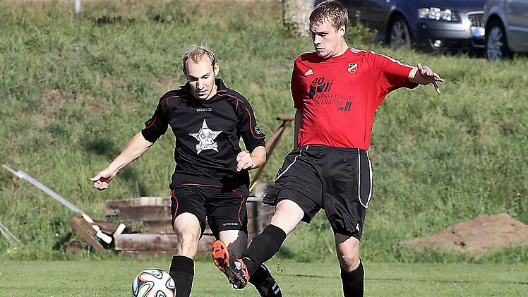 Marcel Böhm (r.) vom SC Unteroberndorf kommt vor dem Stübiger Patrick Ochs an den Ball. Fotos: sportpress