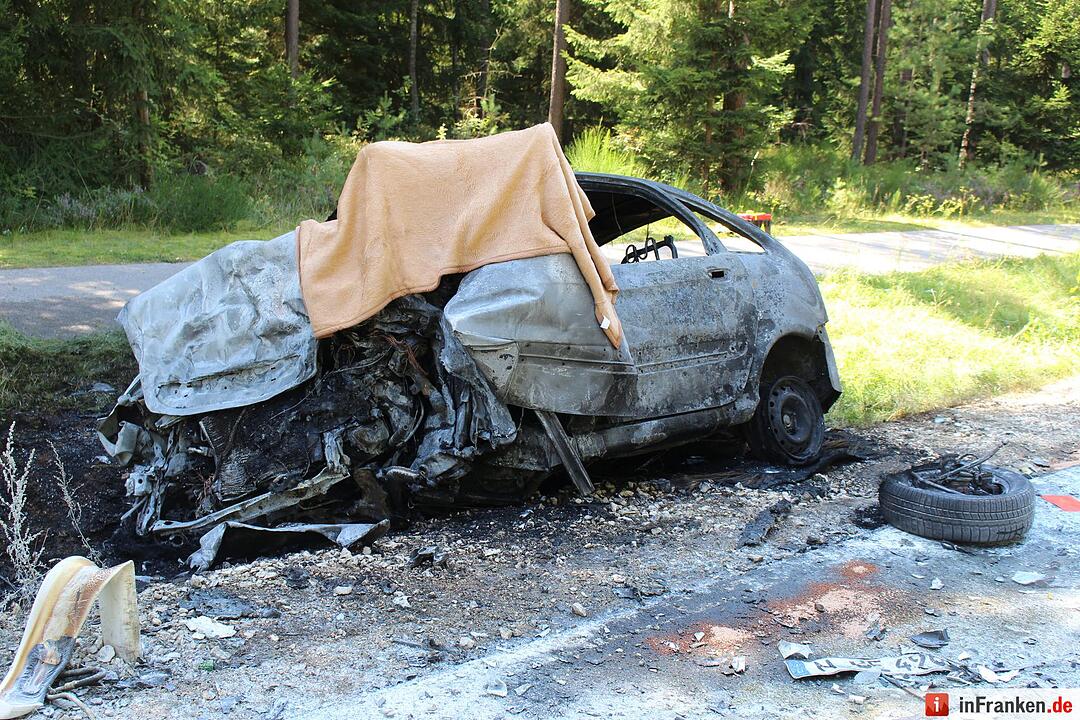 Frontalcrash fordert zwei Tote - Auto geht in Flammen auf