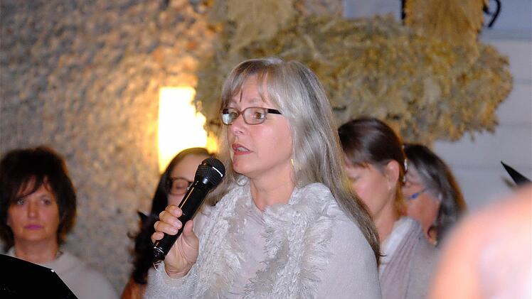 Maria Heckmann von GuiG moderierte den Abend. Sie ging auch auf die Geschichte der Stadt ein. Foto: Gerd Schaar
