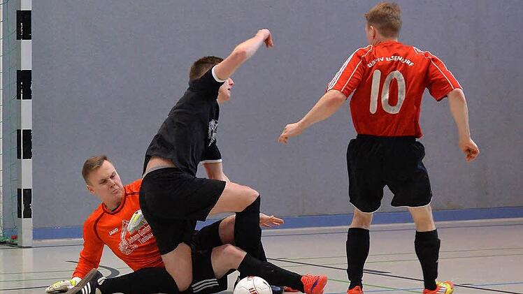 Zusammenprall zwischen Torwart und Verteidiger: Bei der zweiten Mannschaft des SV Wachenroth (Platz 6) lief beim siebten IFS-Cup nicht alles rund. Auch der FV Elsendorf (rot, Platz 7) bekleckerte sich in der Ebrachtalhalle nicht gerade mit Ruhm.