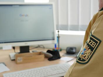 Auch im Internet darf man nicht alles. Unüberlegte Veröffentlichungen können rechtliche Konsequenzen haben. Foto: Arkadius Guzy