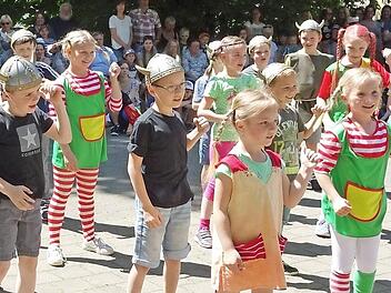 Die Sonnefelder Schüler präsentieren Szenen aus Kinderbüchern.  Foto: oe