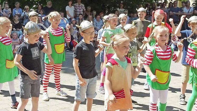 Die Sonnefelder Schüler präsentieren Szenen aus Kinderbüchern.  Foto: oe