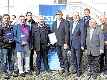 Die CSU Weißenbrunn zeichnete diese langjährigen Mitglieder aus. Mit im Bild CSU-Ehrenkreisvorsitzender Heinz Hausmann (.2 von rechts) und MdB Hans Michaelbach (4. von rechts). Foto: Michael Wunder
